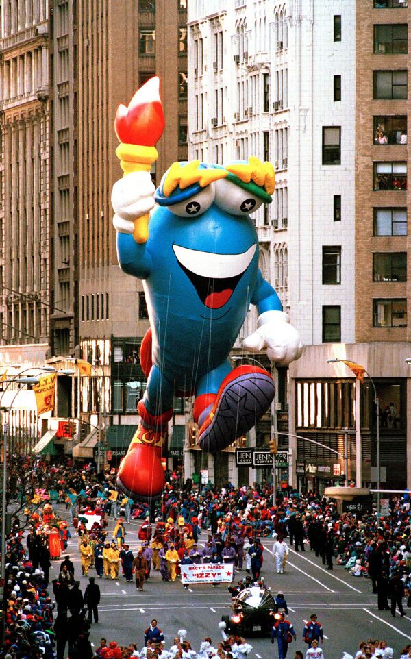 Талисман Олимпийских игр 1996 года в Атланте во время парада в честь Дня Благодарения в Нью-Йорке  - Sputnik Абхазия