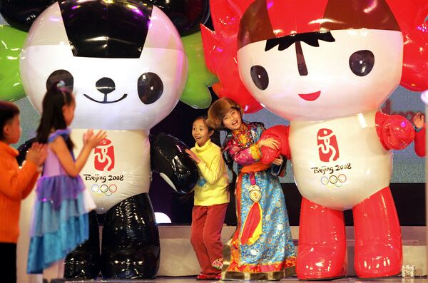 Дети танцуют с талисманами Олимпийских игр 2008 года в Пекине  - Sputnik Абхазия