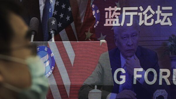 Мужчина в маске, помогающей сдержать распространение коронавируса, сидит возле экрана, демонстрирующего, как делегаты присутствуют на форуме Лантинга, посвященном приезду Китая и США. отношения вернулись в правильное русло, которое под председательством министра иностранных дел Китая Ван И в офисе Министерства иностранных дел в Пекине в понедельник, 22 февраля 2021 года. В понедельник Ван призвал США снять ограничения на торговлю и контакты между людьми при прекращении того, что Пекин считает необоснованным вмешательством в районы Тайваня, Гонконга, Синьцзяна и Тибета - Sputnik Абхазия