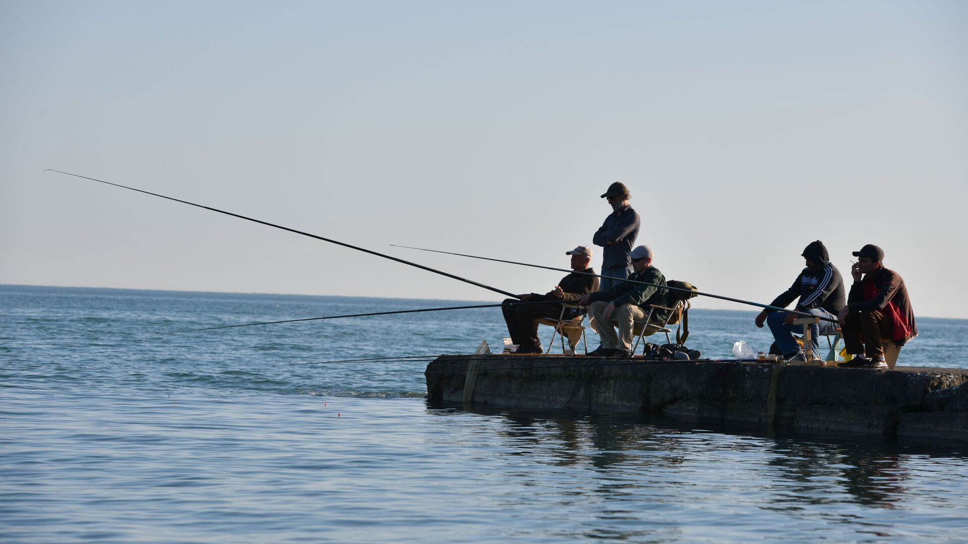 Рыбаки на причале  - Sputnik Абхазия, 1920, 19.05.2021