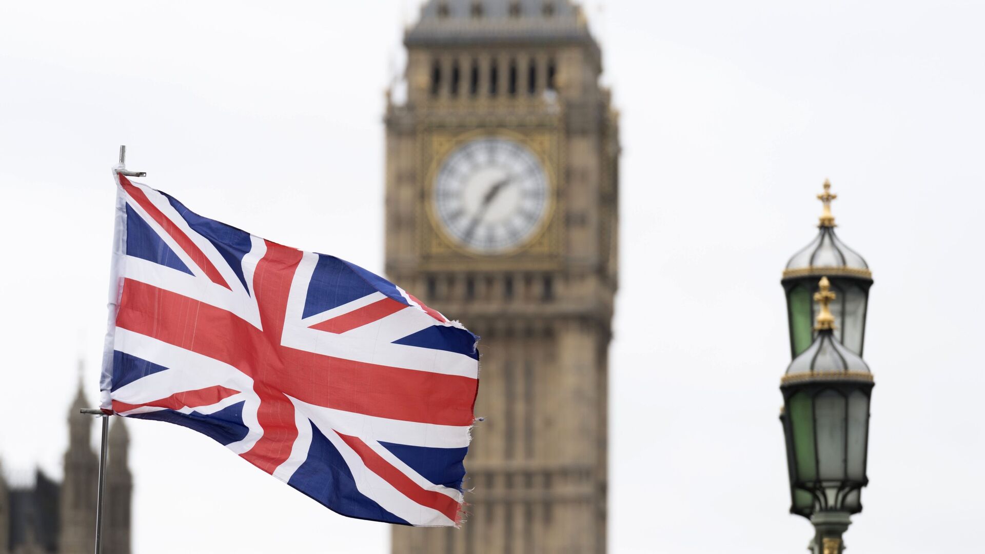 Флаг Великобритании на фоне Вестминстерского дворца в Лондоне. - Sputnik Абхазия, 1920, 03.06.2022
