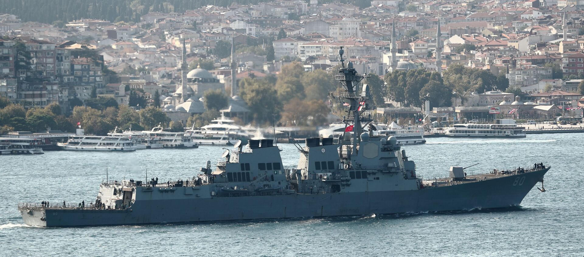 Эсминец ВМС США типа Arleigh-Burke USS Roosevelt (DDG 80) отправляется в плавание по Босфору, возвращаясь из Черного моря, в Стамбуле, Турция 2 октября 2020 - Sputnik Абхазия, 1920, 20.04.2021
