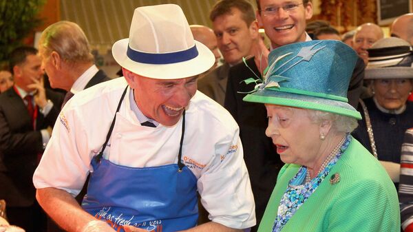 Британская королева Елизавета II на рынке в Корке, Ирландия - Sputnik Абхазия