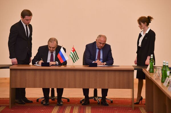 Абхазия и Крым подписали Программу мероприятий на 2022-2024 годы - Sputnik Абхазия