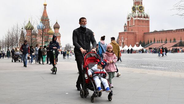 Люди на Красной площади в Москве. - Sputnik Абхазия