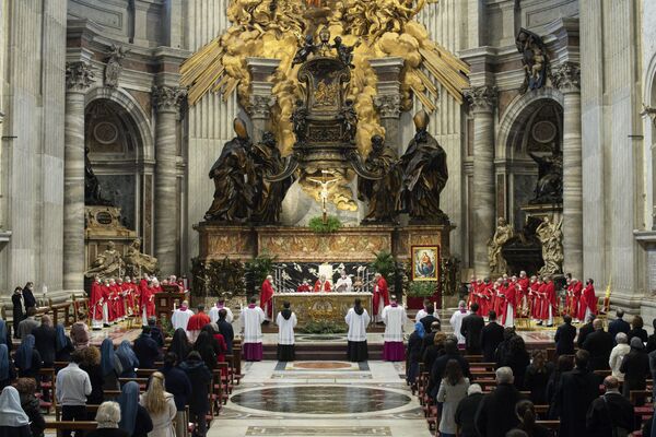 На этой фотографии, сделанной 28 марта 2021 года в Vatican Media, видно, что Папа Франциск (задний С) празднует мессу Вербного воскресенья, которая знаменует собой первый день Страстной недели, в базилике Святого Петра в Ватикане. - Sputnik Абхазия