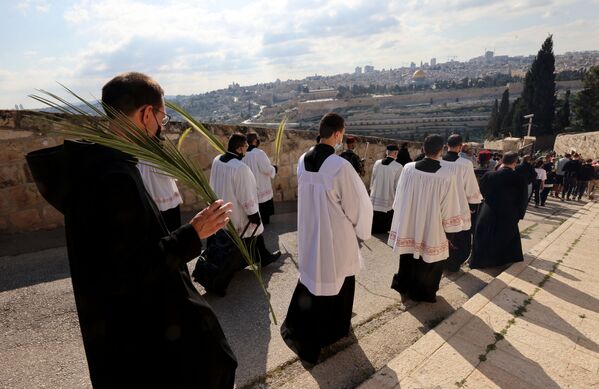 Христианские монахи и дьяконы маршируют во время процессии Вербного воскресенья на Елеонской горе с видом на Старый город Иерусалима 28 марта 2021 г. - Sputnik Абхазия