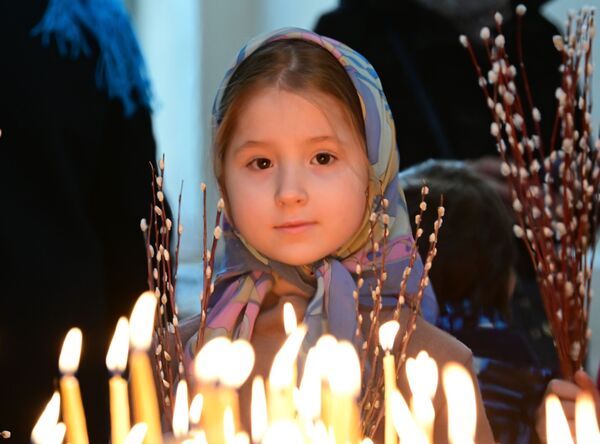 Девочка во время божественной литургии, посвященной празднованию Входа Господня в Иерусалим, в храме Сретения Господня в Жулебино. - Sputnik Абхазия