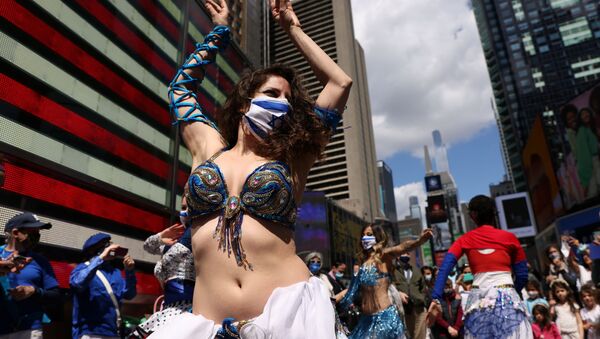 Женщина танцует на празднике в честь Дня независимости Израиля, отмечающего 73-ю годовщину создания государства, на Таймс-сквер в Нью-Йорке, США - Sputnik Абхазия