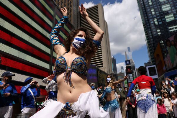 Женщина танцует на празднике в честь Дня независимости Израиля, отмечающего 73-ю годовщину создания государства, на Таймс-сквер в Нью-Йорке, США - Sputnik Абхазия