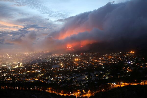 Лесной пожар на склонах горы в Кейптауне, ЮАР - Sputnik Абхазия