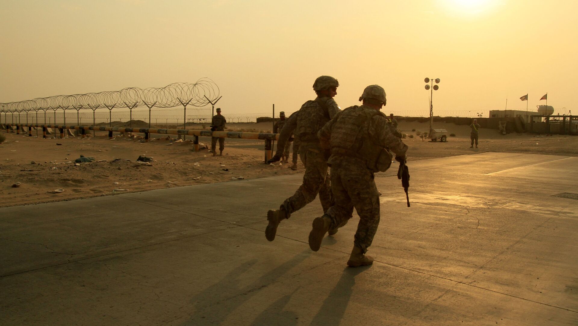 Солдаты армии США из 2-го батальона 23-го пехотного полка 4-й бригады 2-й пехотной дивизии мчатся к границе из Ирака в Кувейт в среду, 18 августа 2010 г - Sputnik Аҧсны, 1920, 26.04.2021