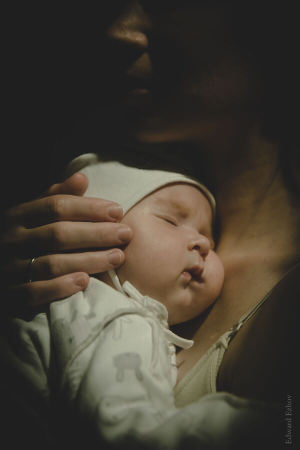 На еще одной фотографии оператора телеканала Абаза-ТВ Эдуарда Ежова Сон запечатлен младенец, заснувший на руках матери.  - Sputnik Абхазия
