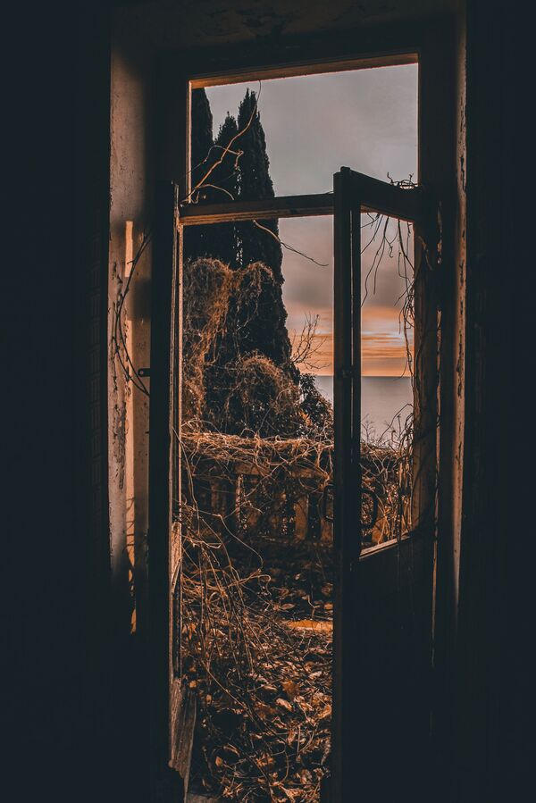 Участник конкурса Инна Кузьмичева запечатлела вид на закат из комнаты заброшенного здания.  - Sputnik Абхазия