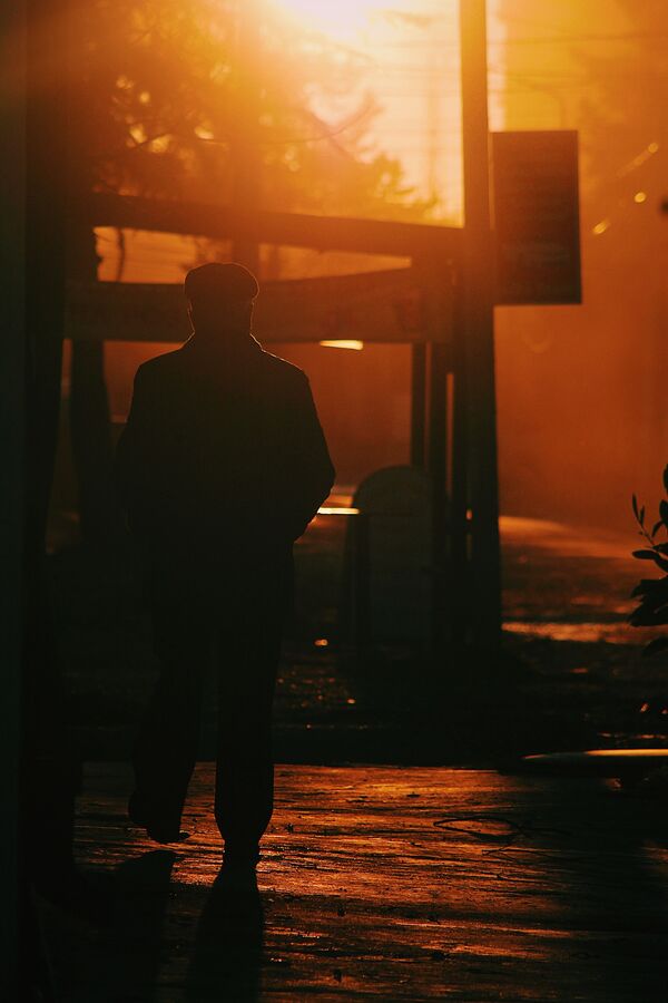 Снимок Рината Агрба запечатлел одинокого мужчину, гуляющего по ночному городу. - Sputnik Абхазия
