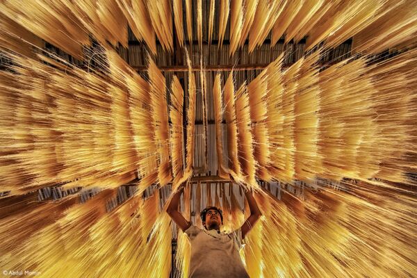 Снимок Making Rice Noodles бангладешского фотографа Abdul Momin, победивший в категории Fujifilm Award for Innovation конкурса 2021 Pink Lady® Food Photographer of the Year - Sputnik Абхазия