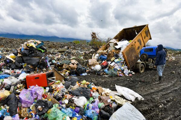 В месяц на полигон свозят около десяти тысяч кубометров мусора. - Sputnik Абхазия