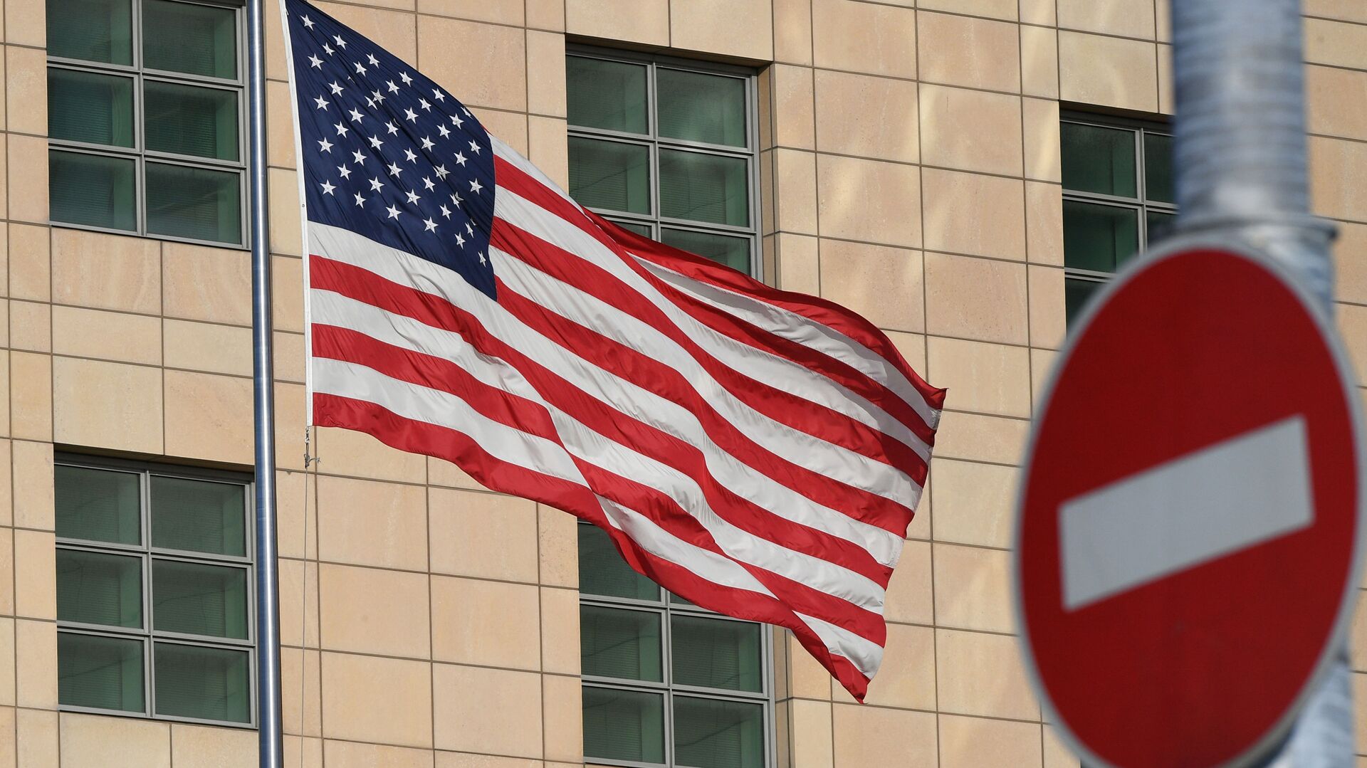 Государственный флаг США у американского посольства в Москве. - Sputnik Абхазия, 1920, 26.02.2022