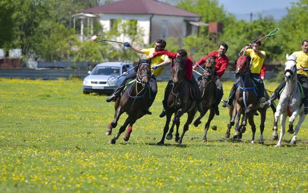 Конноспортивные соревнования ко Дню Победы начались в Кутоле - Sputnik Абхазия