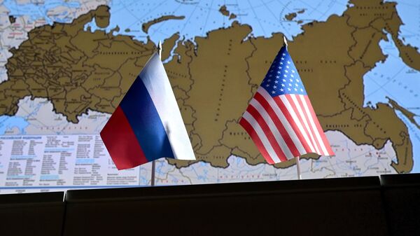 Государственные флаги России и США. - Sputnik Аҧсны