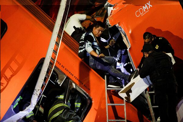 Спасатели на месте обрушения метромоста на станции Оливос в Мехико, Мексика  - Sputnik Абхазия