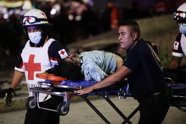 Спасатели несут на носилках пострадавшего от обрушения метромоста на станции Оливос в Мехико, Мексика  - Sputnik Абхазия