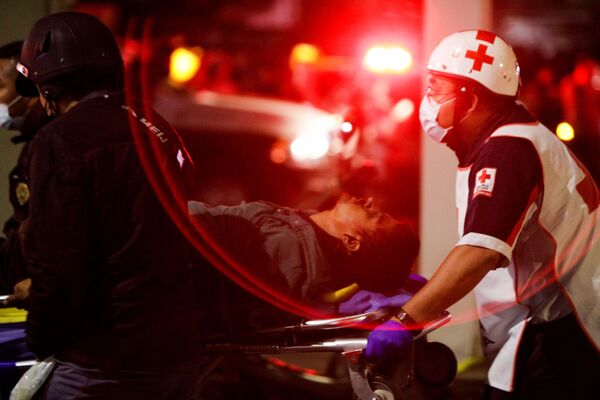 Спасатели несут на носилках пострадавшего от обрушения метромоста на станции Оливос в Мехико, Мексика  - Sputnik Абхазия