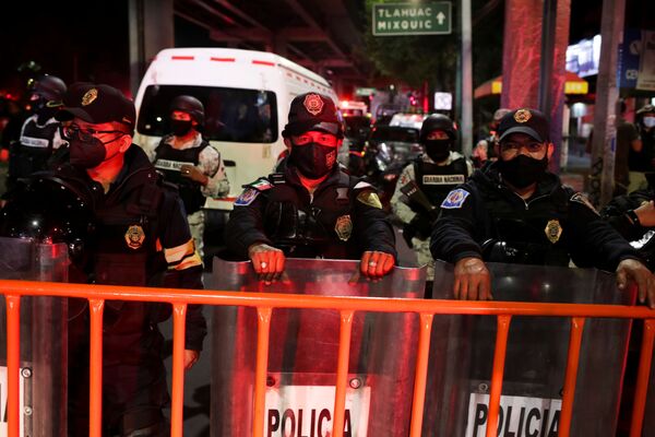 Сотрудники полиции на месте обрушения метромоста на станции Оливос в Мехико, Мексика  - Sputnik Абхазия