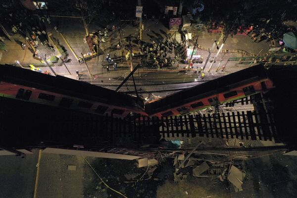 Спасатели на месте обрушения метромоста в Мехико, Мексика  - Sputnik Абхазия
