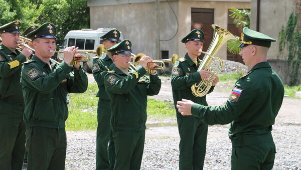 Поздравление ветерана на дому военнослужащими оркестра ЮВО  - Sputnik Аҧсны
