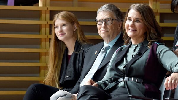 Билл Гейтс с супругой Мелиндой и младшей дочерью Фиби Адель, 2017 год - Sputnik Абхазия