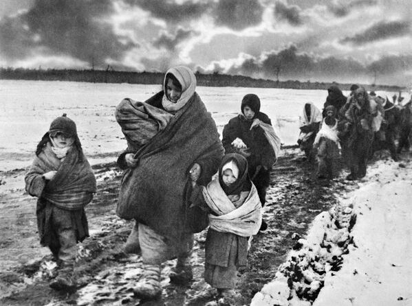 Советские женщины и дети возвращаются домой, 1943 год - Sputnik Абхазия