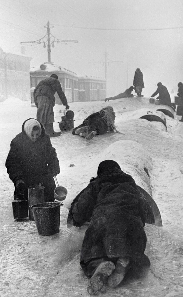 Жители блокадного Ленинграда набирают воду из разбитого водопровода на обледенелой улице. - Sputnik Абхазия