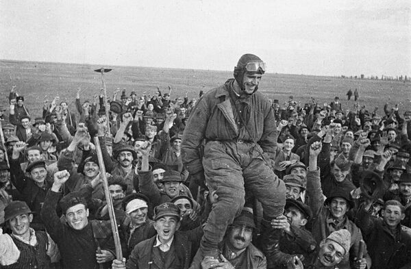 Жители деревни Омолица приветствуют советского летчика Семена Бойко, прилетевшего первым на югославскую землю. - Sputnik Абхазия