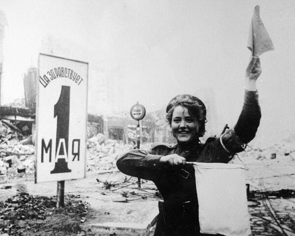 Военная регулировщица Мария Шальнева на Александерплац в Берлине, 1945 год. - Sputnik Абхазия