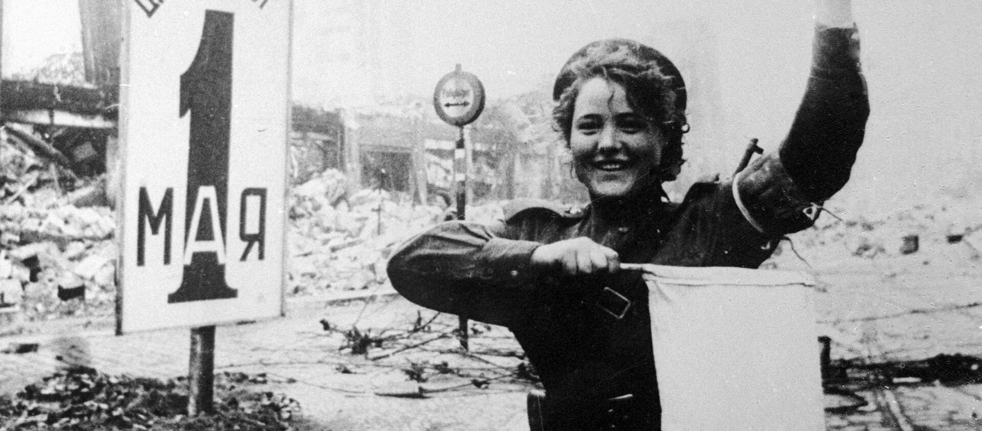 Военная регулировщица Мария Шальнева на Александерплац в Берлине, 1945 год - Sputnik Абхазия, 1920, 09.05.2021