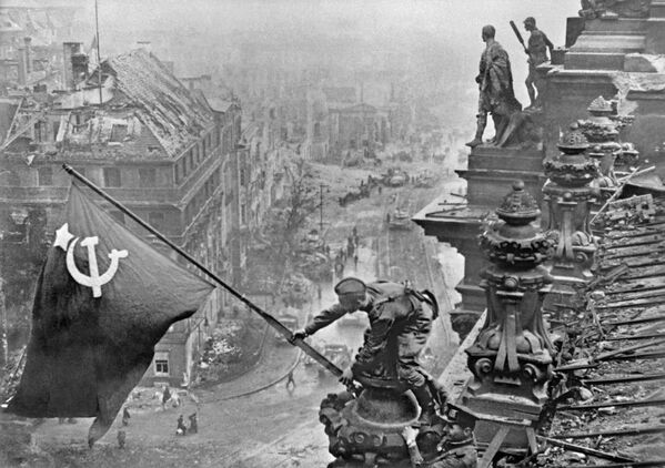 Великая Отечественная война 1941-1945 г.г. Знамя Победы над Берлином. - Sputnik Абхазия