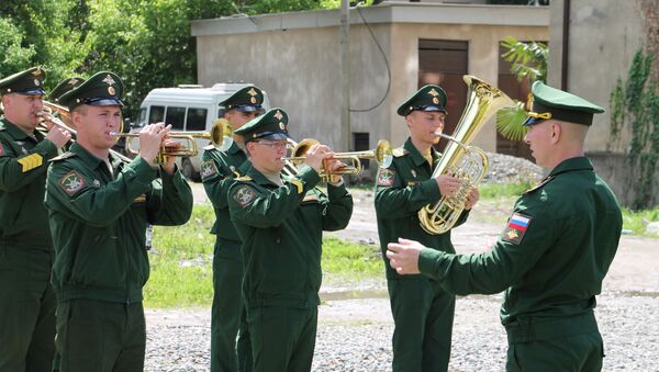 Музыка для победителей: российский военный оркестр поздравил ветерана в Абхазии   - Sputnik Абхазия