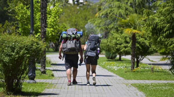 Туристы в рюкзаками в Сухуме  - Sputnik Абхазия