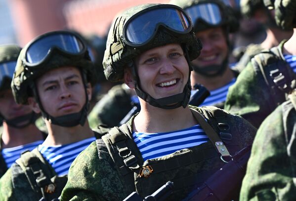 Военнослужащие ВДВ во время генеральной репетиции парада в честь 76-й годовщины Победы в Великой Отечественной войне в Москве - Sputnik Абхазия