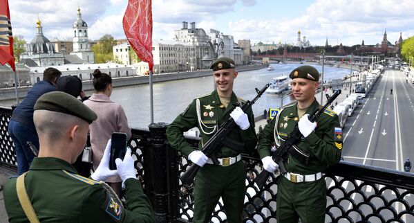 Российские военнослужащие позируют для фотографии, стоя на мосту через Москву-реку в Москве - Sputnik Абхазия