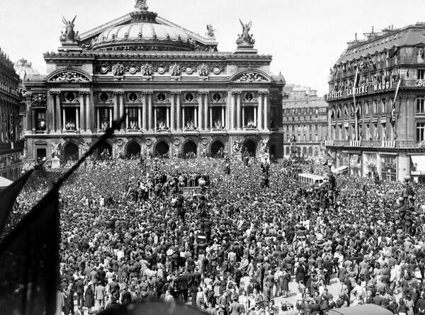 8 мая 1945 года парижане собрались перед Оперой Гарнье, чтобы отпраздновать безусловную капитуляцию Германии - Sputnik Абхазия