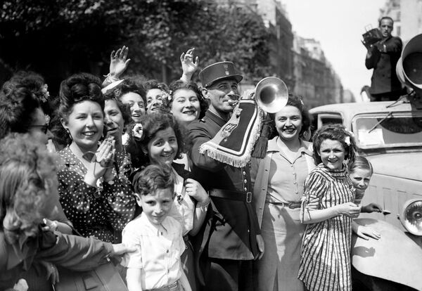 Парижане празднуют капитуляцию Германии на улицах Парижа 8 мая 1945 года - Sputnik Абхазия