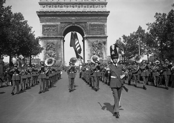 Взвод британских солдат марширует 8 мая 1945 года по Елисейским полям во время парада в Париже - Sputnik Абхазия