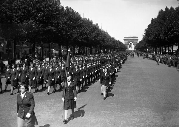 Взвод Женского корпуса армии США (WACs) марширует 8 мая 1945 года по Елисейским полям - Sputnik Абхазия