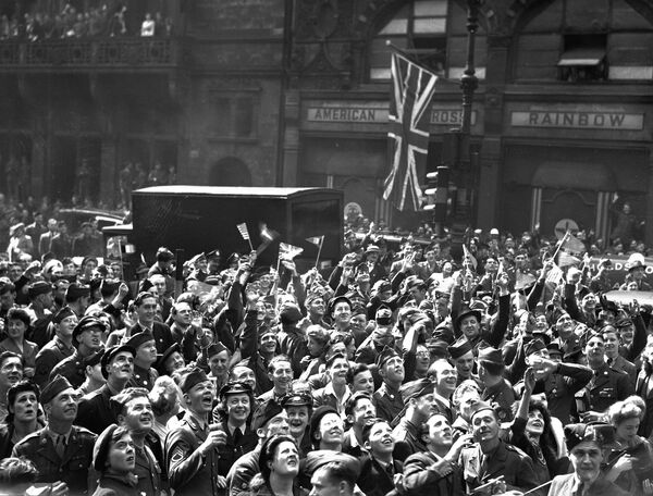 Британские граждане и военнослужащие союзнической армии собрались в Лондоне 7 мая 1945 года - Sputnik Абхазия