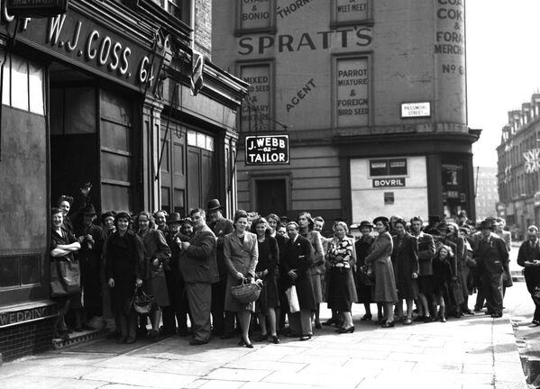 Покупатели выстраиваются в очередь за хлебом на Пимлико-роуд в Челси в Лондоне в День Победы - Sputnik Абхазия