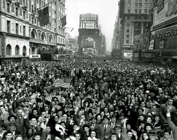 Таймс-сквер в Нью-Йорке 7 мая 1945 года  - Sputnik Абхазия