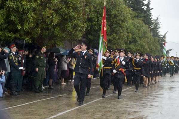 Парад Великой Победы прошел на набережной Диоскуров в Сухуме  - Sputnik Абхазия