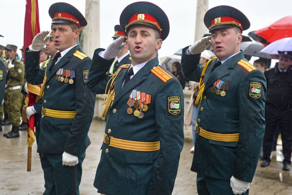Парад Великой Победы прошел на набережной Диоскуров в Сухуме  - Sputnik Аҧсны
